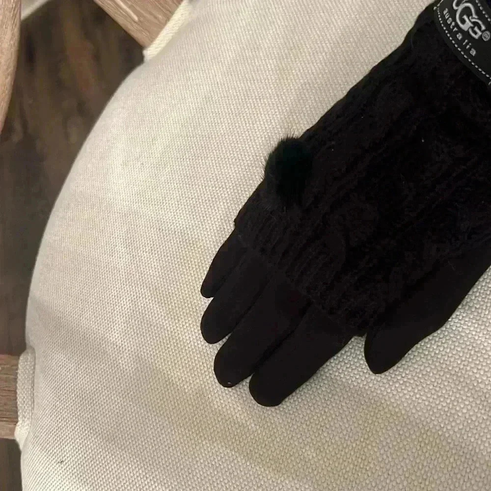 UGG black gloves with cell phone finger tip - Picture 2 of 4